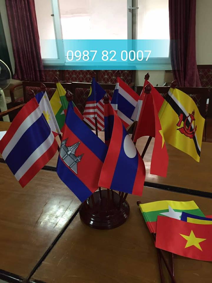 cờ để bàn làm việc tại Hà Nội -Đế Gỗ 10 nước