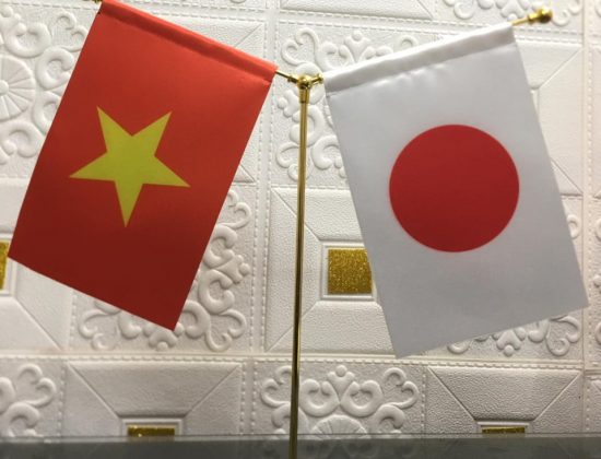 Cờ đôi: Cờ đôi Việt Nam và Nhật Bản đã trở thành một biểu tượng cho sự kết nối giữa hai quốc gia. Những chiếc cờ mini này được đặt trên bàn làm việc, tại quán cà phê hay trên xe ô tô. Với hình ảnh độc đáo và tren chất sống, những chiếc cờ này gợi lên sự tự hào và tinh thần kết nối giữa hai dân tộc.
